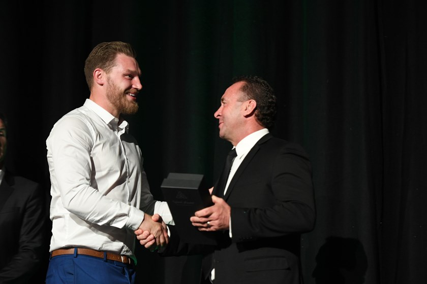 2017: Whitehead receives the NRL Coaches Award from Ricky Stuart