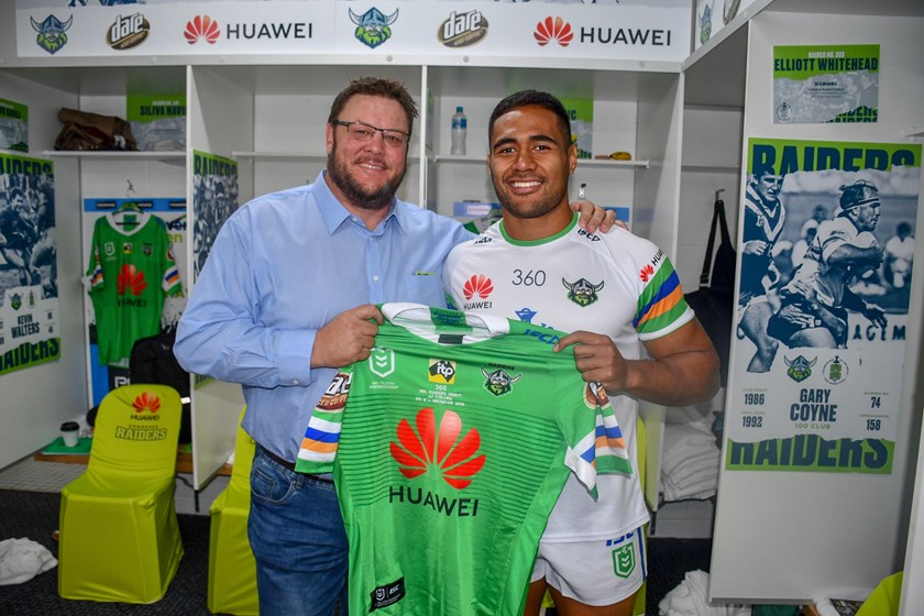 JJ Collins receiving his club debut jersey in 2019 from Glenn Lazarus