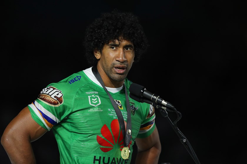 Soliola receiving the 2019 Ken Stephen Medal after the Grand Final