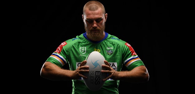 Elliott Whitehead Re-Signs with the Raiders