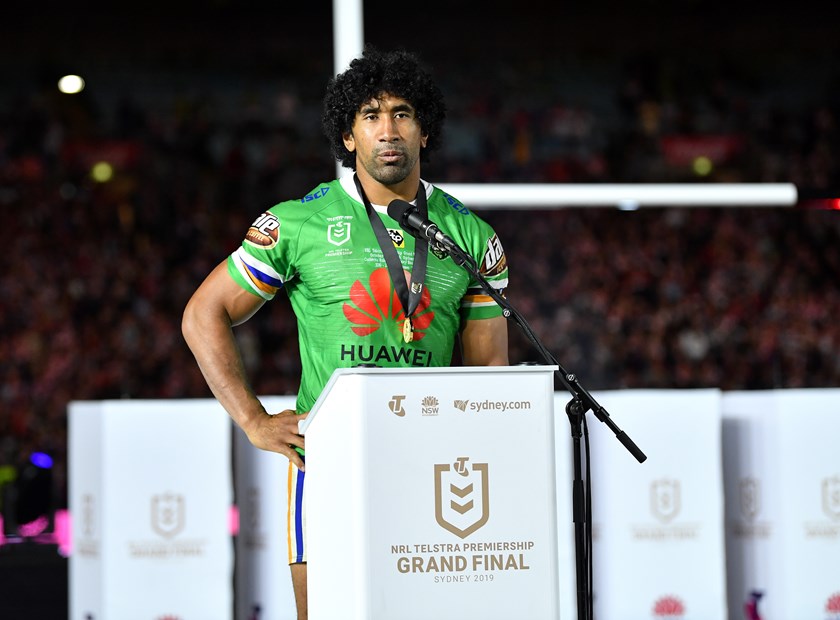 Sia Soliola receiving the 2019 Ken Stephen Medal for his community work
